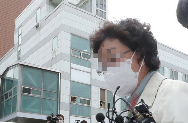 불법 요양병원을 운영하면서 수십억 원대 요양급여를 부정수급 한 혐의로 기소된 윤석열 전 검찰총장의 장모 최 모씨가 지난 2021년 7월2일 오전 의정부지방법원에서 열리는 1심 선고공판에 출석하고 있다. (사진=뉴시스 제공)