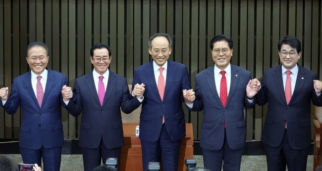  윤재옥(왼쪽부터) 국민의힘 원내대표와 이종배, 추경호, 송석준 국민의힘 원내대표 후보가 8일 오후 서울 여의도 국회에서 열린 원내대표 선출을 위한 정견발표회에서 손을 맞잡고 의원들에게 인사하고 있다. 오른쪽은 배준영 사무총장.(사진=뉴시스 제공)