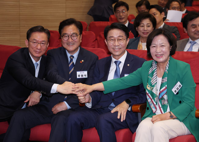 더불어민주당 추미애(오른쪽부터), 조정식, 우원식, 정성호 국회의장 후보가 3일 서울 여의도 국회 의원회관에서 열린 더불어민주당 제1기 원내대표 선출 당선자 총회에서 함께 손을 모아 사진 촬영을 하고 있다.(사진=뉴시스 제공)