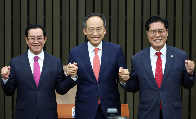 이종배(왼쪽부터), 추경호, 송석준 국민의힘 원내대표 후보가 8일 오후 서울 여의도 국회에서 열린 원내대표 선출을 위한 정견발표회에서 손을 맞잡고 의원들에게 인사하고 있다.(사진=뉴시스 제공)