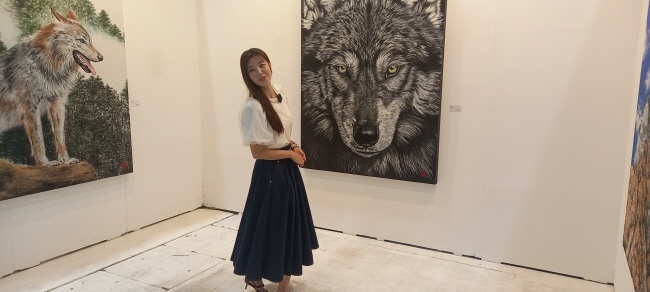 갤러리미호에 탤런트 출신 김규리 작가가 작품을 설명하고 있다.(사진=홍경의 기자)
