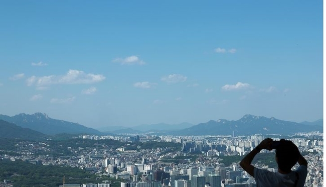전국적으로 맑은 날씨가 이어지는 13일 오후 서울 남산에서 관광객들이 여유로운 시간을 보내고 있다. (사진=뉴시스 제공)