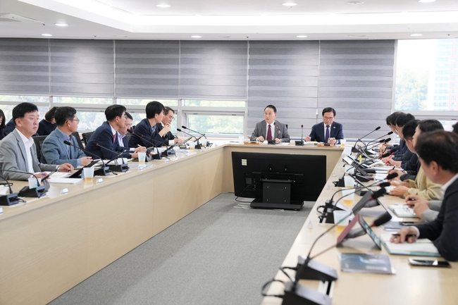 천안시장이 13일 간부회의에서 윤석열 대통령이 저출산·고령화에 대응하는 부처인 저출생대응기획부 신설을 발표한 것과 환영 의사를 밝히며 인구정책 컨트롤 타워 역할을 할 인구정책팀 이관 계획을 밝히고 있다. (사진=천안시 제공)