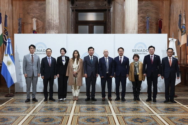 김진표 국회의장과 의원단이 아르헨티나 상원 의원들과 기념촬영을 하고 있다. 좌측부터 박용진·홍영표·배현진 의원, 소니아 로하스 상원의원, 김진표 국회의장, 바르톨로메 압달라 상원 임시의장, 조해진 의원, 빌마 베니아 상원의원, 김성원 의원, 이용수 주아르헨티나 대사.