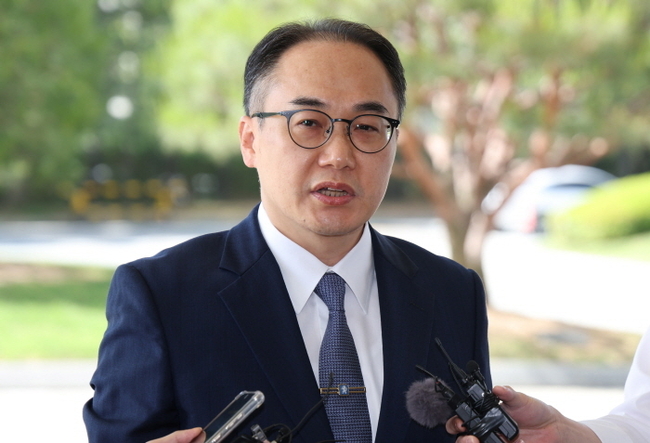 이원석 검찰총장이 14일 오전 서울 서초구 대검찰청에서 출근하며 취재진의 질문에 답변하고 있다. (사진=뉴시스 제공)