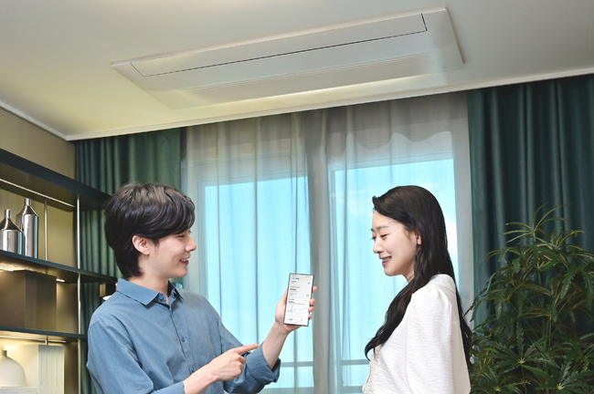 삼성전자 모델이 '비스포크 AI 무풍 시스템에어컨 인피니트 라인'의 AI 절약 모드 기능을 체험하고 있다.(사진=삼성전자 제공)