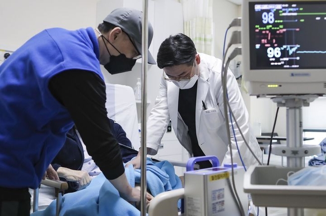 4일 국군수도병원 소속 군의관이 민간인 환자를 진료하고 있다. 국방부는 의과대학 정원 확대에 반발한 전공의 등 의사들의 집단 움직임에 대응해 지난달 20일부터 12개 군병원 응급실을 민간에 개방하고 의료를 지원하고 있다. (사진=국방부 제공)