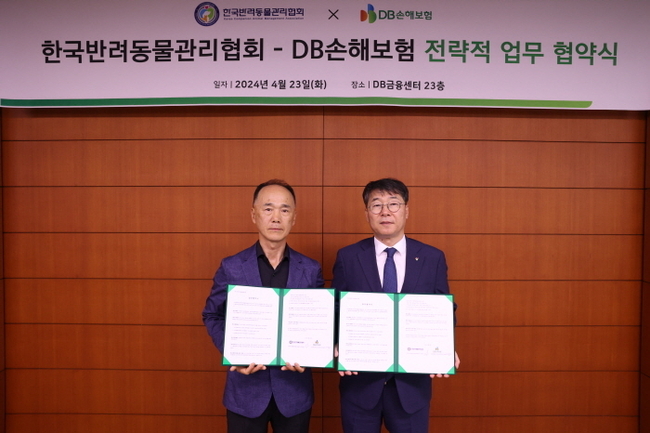 <strong>지난 23일 DB금융센터에서 DB손해보험 안승기 부문장(오른쪽)과 한국반려동물관리협회 </strong>정호원 총괄이사<strong>가 업무협약을 맺고 기념촬영을 하고 있다. (사진=DB손해보험 제공)</strong>