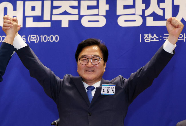 우원식 더불어민주당 의원이 16일 오전 서울 여의도 국회 의원회관에서 열린 제22대 국회 전반기 국회의장단 후보 선출 당선자 총회에서 참석자들에게 인사하고 있다.(사진=뉴시스 제공)