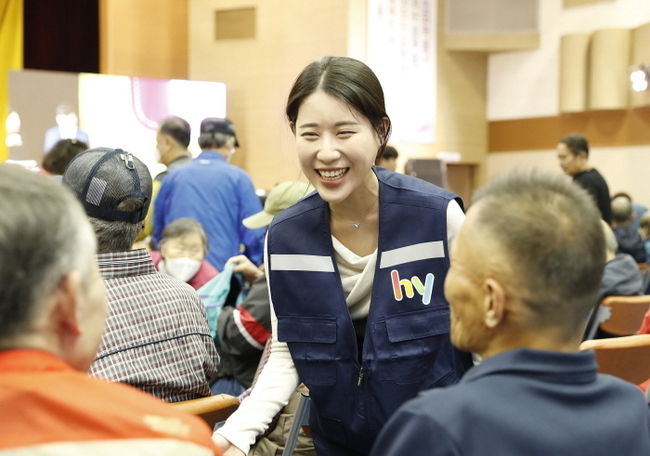 hy 임직원이 홀몸노인에게 안부를 묻고 있다. (사진=hy 제공)