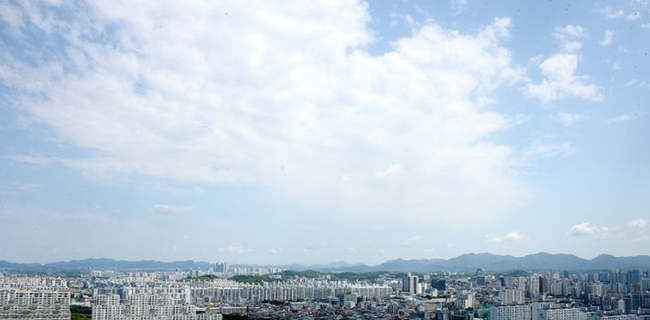 선선한 봄 날씨가 이어진 16일 전북 전주시 전북특별자치도청에서 바라본 하늘이 맑은 모습을 보이고 있다. (사진=뉴시스 제공)