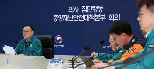  이한경 중앙재난안전대책본부 제2총괄조정관(재난안전관리본부장)이 11일 세종시 정부세종청사 상황실에서 열린 의사 집단행동 중앙재난안전대책본부 회의에서 비상진료체계 운영 상황과 지자체 대응상황 등을 점검하고 있다.(사진=뉴시스 제공)