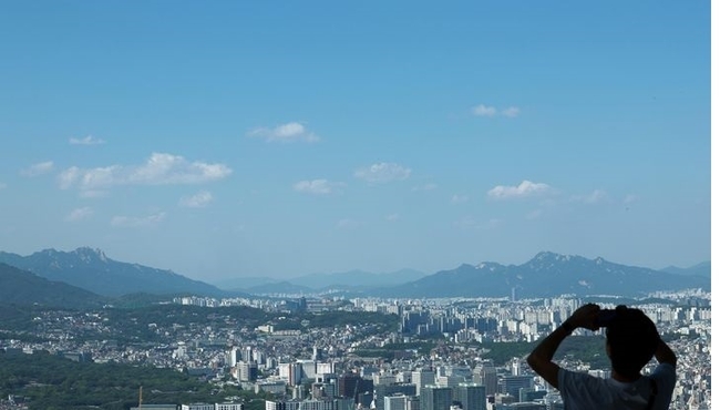 전국적으로 맑은 날씨가 이어지는 지난 13일 오후 서울 남산에서 관광객들이 여유로운 시간을 보내고 있다. (사진=뉴시스 제공)