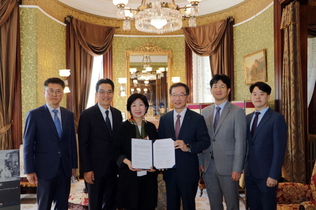 포스코인터내셔널과 국외소재문화유산재단이 ‘미국 소재 K-공유유산의 현지홍보와 가치확산을 위한 업무협약’을 체결하고 함께 기념촬영을 하고 있다. (좌로부터 김정훈 주워싱턴한국문화원장, 김학조 주미대한민국대사관 공공외교공사, 김정희 국외소재문화유산재단 이사장, 박진우 포스코인터내셔널 북미지역 총괄법인장) (사진=포스코인터내셔널 제공)