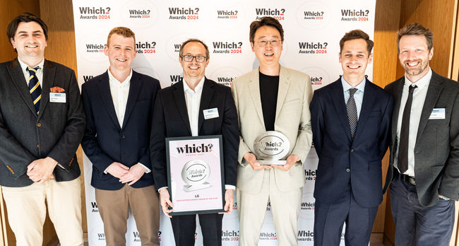LG전자가 영국의 권위있는 비영리 소비자매체 ‘위치(Which?)’로부터 5년 연속 ‘올해의 홈 엔터테인먼트 브랜드’로 선정됐다. LG전자 영국법인 관계자들이 '위치 어워드 2024'에 참석해 수상 기념 촬영을 하고 있다.(사진=LG전자 제공)