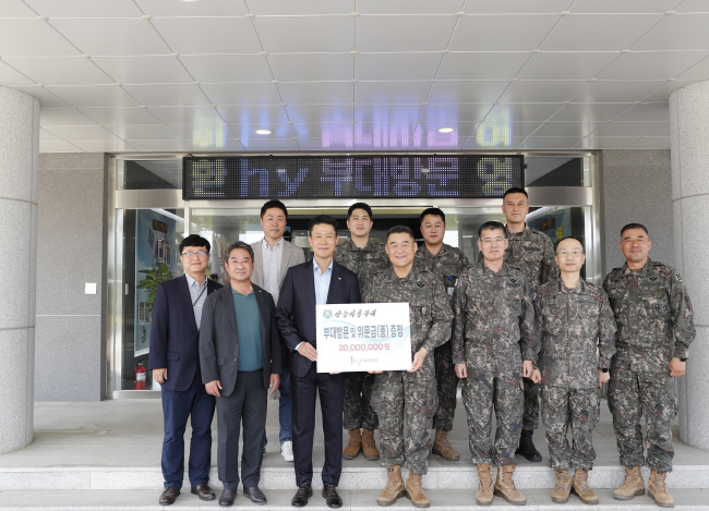 변경구 hy 대표이사가 육군 25사단을 방문, 사진촬영에 임하고 있다. (앞줄 왼쪽 세 번째부터 변경구 hy 대표이사, 한기성 제25보병사단장)/(사진=hy 제공)