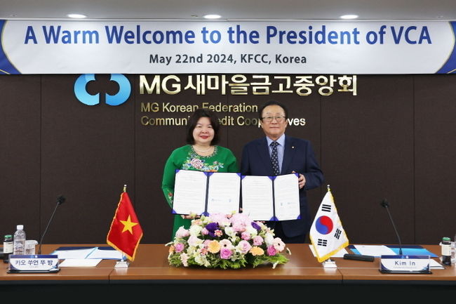 베트남협동조합연맹 카오 쑤언 뚜 방 회장(좌)과 새마을금고중앙회 김인 회장(우)가 업무협약식 기념촬영을 하고 있다. (사진=새마을금고중앙회 제공)