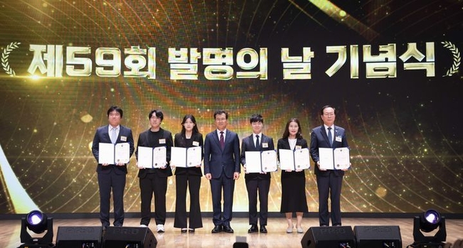 21일 서울 중구 대한상공회의소에서 열린 '발명의 날 기념식'에서 김경화 카카오뱅크 준법감시‧법무팀장(오른쪽 두 번째)이 김시형 특허청장 직무대리(오른쪽 네 번째)로부터 특허청장 표창을 수상하고 관계자들과 기념촬영을 하고 있다. (사진=카카오뱅크 제공)