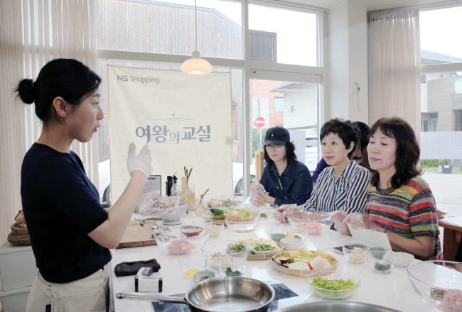 NS홈쇼핑 멤버십 VVIP고객 대상으로 펼쳐진 문화 체험 행사 ‘여왕의 교실’ 쿠킹 클래스 모습(사진=NS홈쇼핑 제공)