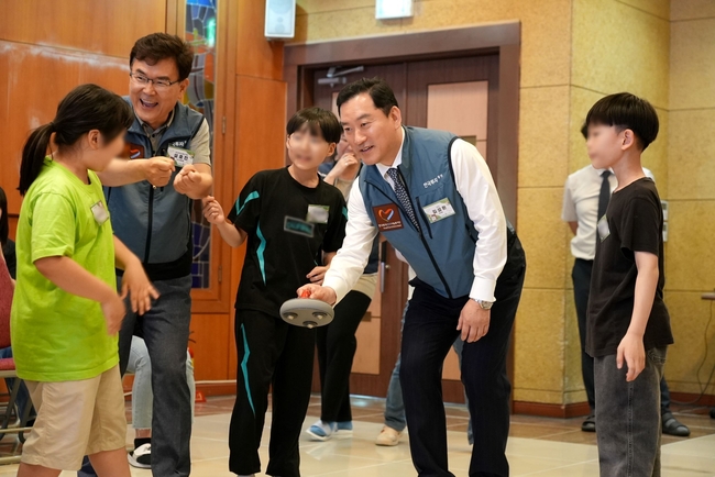 김성환 사장이 원아들과 체육대회를 진행하고 있다. (사진=한국투자증권 제공)