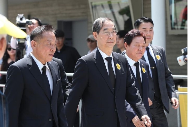 한덕수 국무총리가 23일 오후 경남 김해 봉하마을에서 열린 고(故) 노무현 전 대통령 서거 15주기 추도식에 참석하고 있다.(사진=뉴시스 제공)