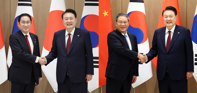 윤석열 대통령이 26일 서울 용산 대통령실 청사에서 기시다 후미오 일본 총리와 한일 정상회담(왼쪽), 리창 중국 국무원 총리와 회담에 앞서 악수하고 있다.(사진=뉴시스 제공)
