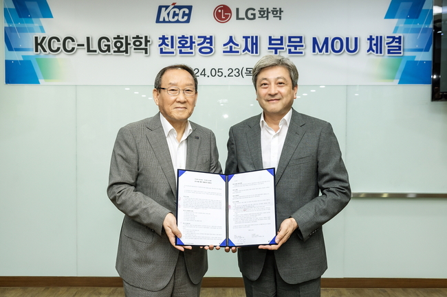 LG화학 이종구 부사장(오른쪽)과 KCC 김상훈 부사장이 업무협약식을 마치고 기념 촬영을 하고있다.(사진=LG화학 제공)