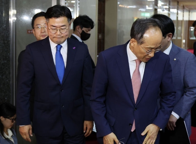 추경호(오른쪽) 국민의힘 원내대표와 박찬대 더불어민주당 원내대표가 지난 27일 오전 서울 여의도 국회 의장실에서 김진표 국회의장 주재 여야 원내대표 회동을 마치고 나와 회동 결과를 말한 뒤 자리를 나서고 있다. (사진=뉴시스 제공)