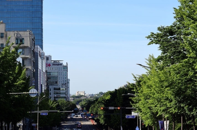 지난 27일 오전 인천 남동구 중앙공원에서 바라본 하늘이 구름 한 점 없는 맑은 날씨를 보이고 있다. (사진=뉴시스 제공)