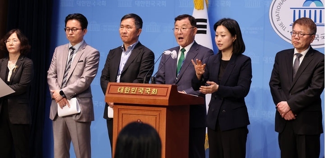 김상균 국회 연금개혁특별위원회 공론화위원회 위원장이 지난달 22일 오후 서울 여의도 국회 소통관에서 공론화위원회 숙의토론회 주요 결과 및 시민대표단 설문조사 결과를 발표하고 있다. (사진=뉴시스 제공)