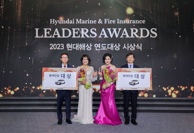 현대해상은 28일 서울 워커힐 호텔에서 ‘2023 연도대상 시상식’을 개최했다. 시상식에 참석한 조용일 대표이사(왼쪽 첫 번째), 설계사부문 대상 이민숙 씨 (왼쪽 두 번째), 대리점부문 대상 남상분 씨 (왼쪽 세 번째), 이성재 대표이사(왼쪽 네 번째)이 기념사진을 촬영하고 있다. (사진=현대해상 제공)