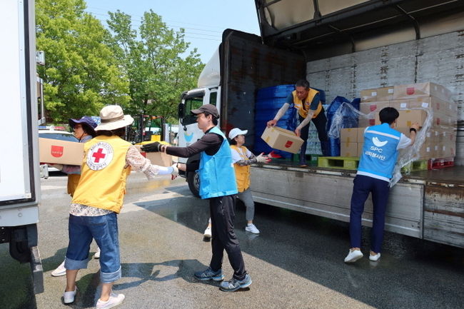 지난해 7월 SPC 임직원들이 폭우 피해지역 긴급구호를 위해 전라도 익산에 위치한 나바위성당에서 구호물품을 전달 활동을 진행하고 있다. (사진=SPC그룹 제공)