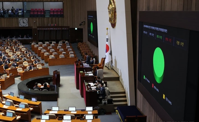 28일 오후 서울 여의도 국회에서 열린 제414회 국회(임시회) 제2차 본회의에서 전세사기피해자 지원 및 주거안정에 관한 특별법 일부개정법률안이 가결되고 있다. (사진=뉴시스 제공)