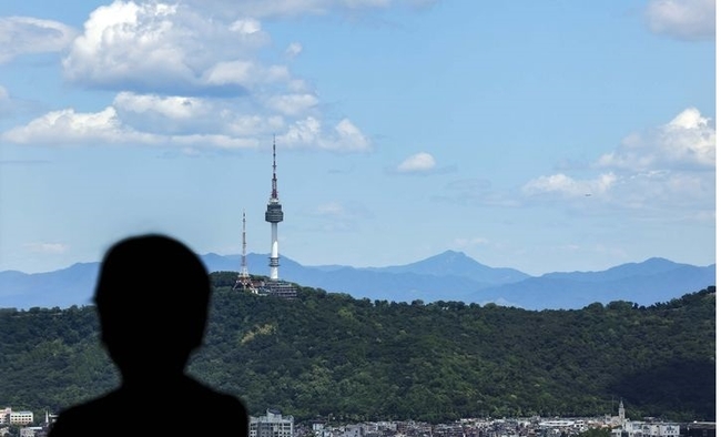 지난 28일 서울 영등포구 63스퀘어 전망대를 찾은 시민들이 파란 하늘을 바라보고 있다.(사진=뉴시스 제공)