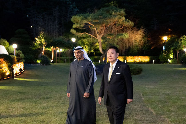윤석열 대통령과 모하메드 빈 자이드 알 나하얀 아랍에미리트연합국(UAE) 대통령이 지난 29일 서울 한남동 관저에서 차담을 한 뒤 산책하고 있다. (사진=대통령실 제공)