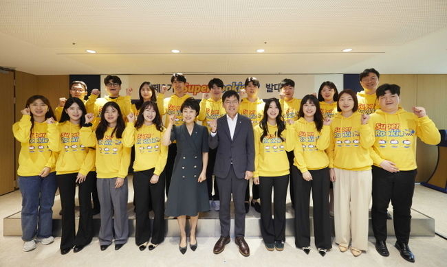 지난 29일 서울 중구 을지로 기업은행 본점에서 열린 ‘제2기 Super Rookie WM’ 발대식에서 김형일 IBK기업은행 전무이사(가운데 오른쪽)과 김운영 IBK기업은행 자산관리그룹 부행장(가운데 왼쪽)이 최종 선발된 직원들과 기념촬영을 하고 있는 모습. (사진=IBK기업은행 제공)