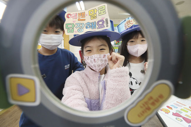 2023년 1월 수원시 효동초등학교에서 저학년 학생들이 디지털 시민 수업에 참여하는 모습.(사진=KT제공)