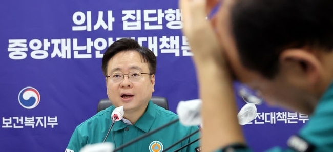 조규홍 보건복지부 장관이 지난달 20일 세종시 정부세종청사에서 열린 의사 집단행동 중앙재난안전대책본부 회의에서 모두발언을 하고 있다. (사진=뉴시스 제공)