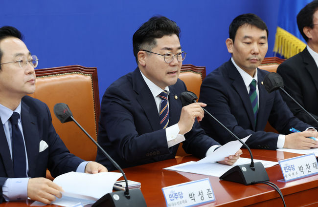 왼쪽부터 박성준 민주당 원내수석부대표, 박성대 민주당 원내대표, 김용민 정책수석부대표.(사진=뉴시스 제공)