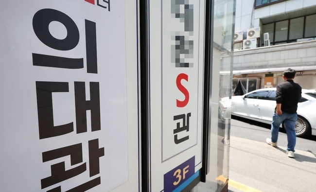 의대 증원 법원 결정이 나온 가운데 지난 5월 17일 서울 시내의 한 의과대학 대비 학원 입구 모습.(사짅=뉴시스 제공)