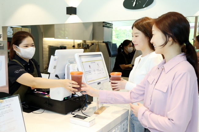 LG생활건강 서울 광화문 사옥 사내 카페에서 직원이 다회용기에 담긴 커피를 구매하고 있다. (사진=LG생활건강 제공)