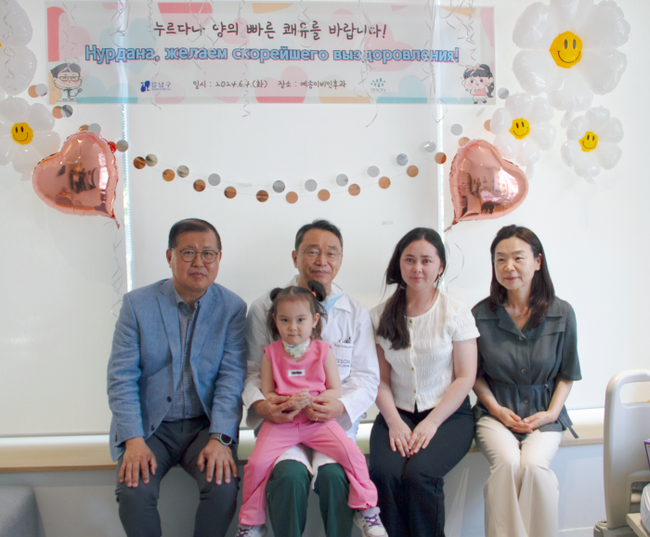 왼쪽부터 정헌재 강남구 부구청장(첫 번째), 김형태 예송이비인후과 대표원장(두 번째), 김서경 강남구 관광진흥과장(네 번째) (사진=강남구청 제공)
