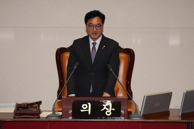 우원식 신임 국회의장이 5일 서울 여의도 국회에서 열린 제415회국회(임시회)에서 당선인사를 하고 있다. (사진=뉴시스 제공)