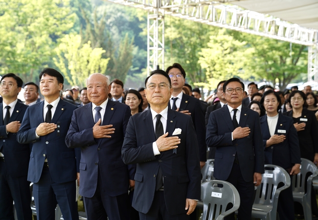 박상돈 천안시장이 6일 천안보훈공원에서 열린 현충일 추념식에서 추념사를 하고 있다. (사진=천안시 제공)