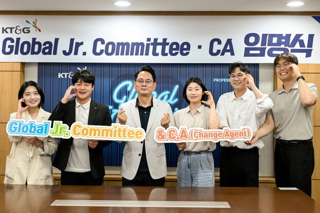 KT&G(사장 방경만)가 2030세대 직원들을 대표해 국내외 기업문화 혁신을 이끌어 갈 ‘글로벌 주니어 커미티(Global Jr. Committee)’ 1기와 글로벌 CA(Global Change Agent) 임명식을 지난 5일 진행했다. 사진은 방경만 KT&G 사장(왼쪽에서 세 번째)이 온라인으로 진행된 임명식에서 글로벌 주니어 커미티 1기 및 글로벌 CA 구성원들과 기념사진을 촬영하는 모습. (사진=KT&G 제공)