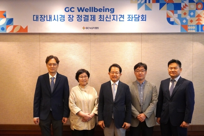  (좌측부터) 신촌 세브란스병원 박재준 교수, 고신대학교복음병원 박선자 교수, 하이큐홍내과 홍광일 원장, 삼성탑내과 윤중원 원장, 녹십자웰빙 김재왕 본부장>(사진=GC녹십자웰빙 제공)