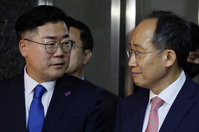 추경호(오른쪽) 국민의힘 원내대표와 박찬대 더불어민주당 원내대표가 지난달 27일 오전 서울 여의도 국회 의장실에서 김진표 국회의장 주재 여야 원내대표 회동을 마치고 나와 회동 결과를 말하다 얼굴을 마주 보고 있다.
