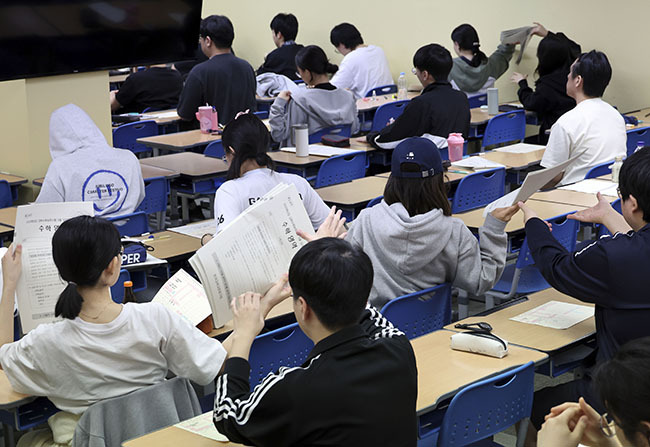 2025학년도 대학수학능력시험 6월 모의평가가 열린 지난 4일 오전 서울 양천구 목동 종로학원에서 수험생들이 2교시 수학 시험을 준비하고 있다.