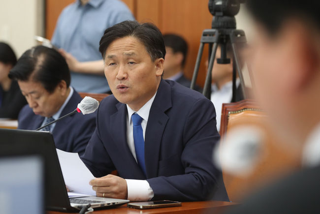 김영진 더불어민주당 의원이 5월 24일 국회에서 열린 환경노동위원회 전체회의에서 의사진행 발언을 하고 있다.(사진=뉴시스 제공)
