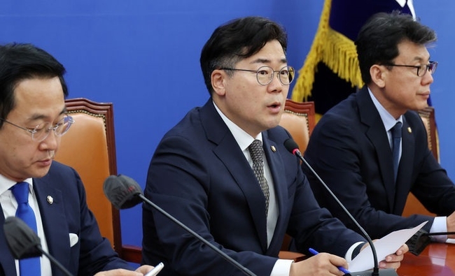 박찬대(가운데) 더불어민주당 원내대표가 11일 오전 서울 여의도 국회에서 열린 원내대책회의에서 발언하고 있다.(사진=뉴시스 제공)